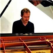 Se ofrecen clases de piano y música